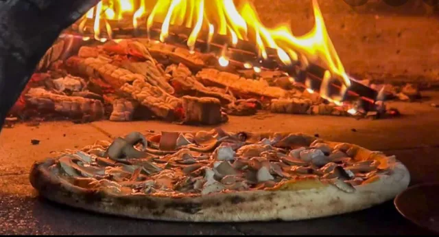 Pizza artisanale Don Camillo n°1 cuite au feu de bois