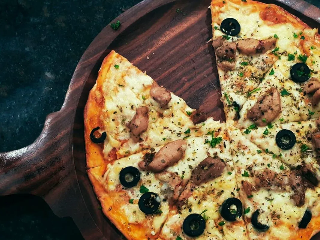 Pizza artisanale Don Camillo n°12 cuite au feu de bois