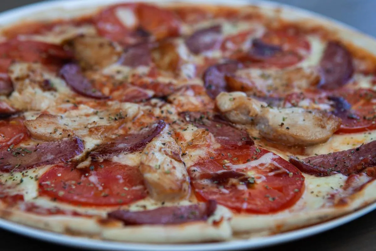 Pizza artisanale Don Camillo n°18 cuite au feu de bois