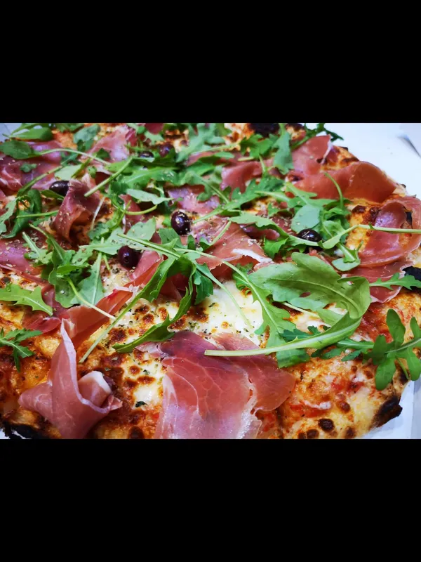 Pizza artisanale Don Camillo n°6 cuite au feu de bois